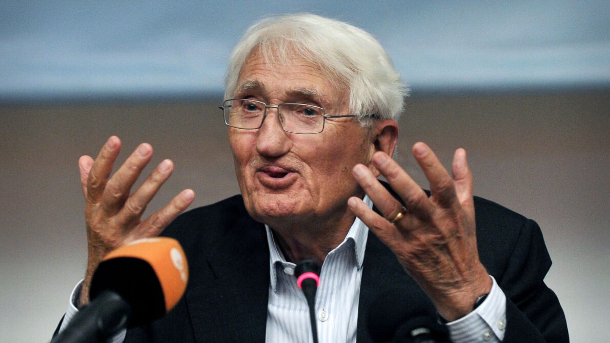 Jürgen Habermas taler ind i mikrofon.