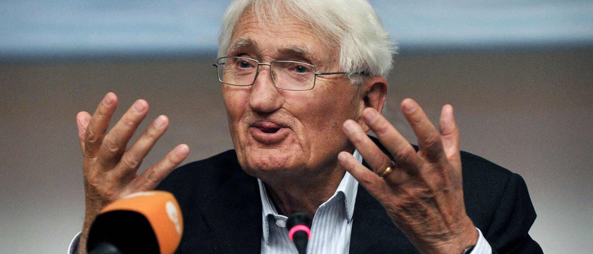 Jürgen Habermas taler ind i mikrofon.